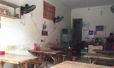 孩子飯店吃飯摔碎盤子，老闆張口要五千，母親笑著陪錢，第二天餐館倒閉了！