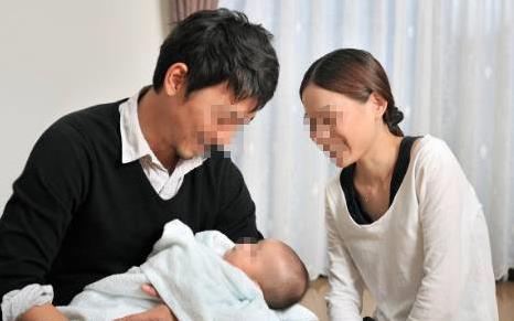 我剛生下雙胞胎兒子，老公高興的親了親雙兒子，轉身和我提出離婚 