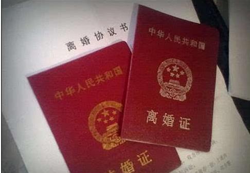 我剛生下雙胞胎兒子，老公高興的親了親雙兒子，轉身和我提出離婚 