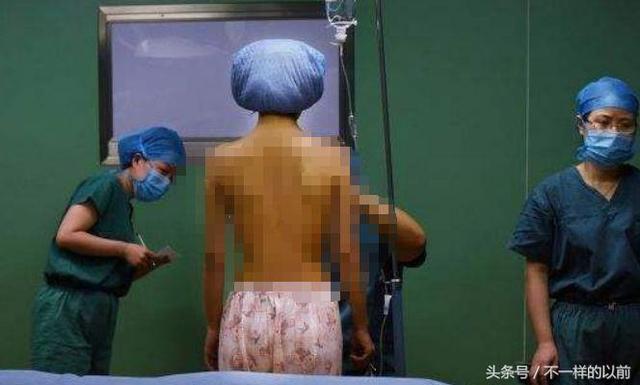 被老公嫌棄胸小，女孩去做隆胸手術，醫生看女孩胸前的紋身後報了警！ 