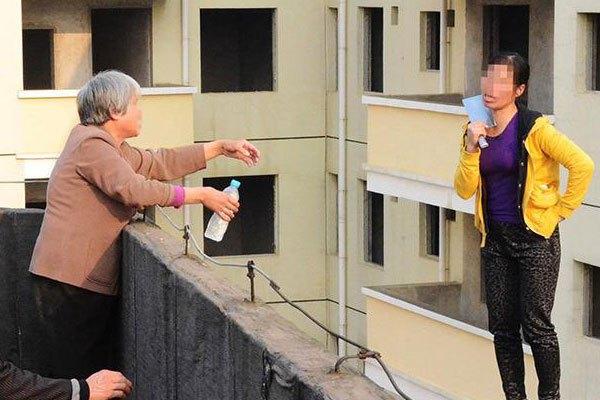 乾得好！婆婆搶兒媳娘家的房子，哥哥動下手指就擺平了婆婆