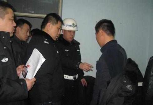 叔叔從路邊帶回一小孩，兩天後警察上門來接小孩，才發現其不簡單