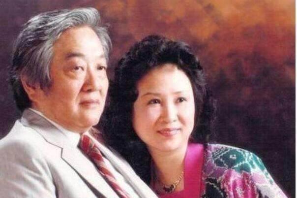 師生戀意外懷孕，想打胎卻發現龍鳳胎，生下的女兒家喻戶曉