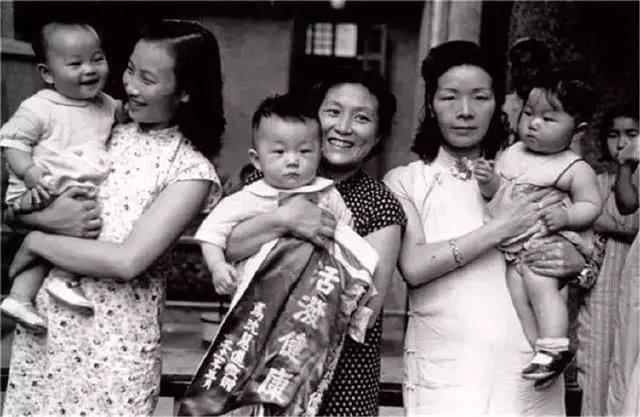 師生戀意外懷孕，想打胎卻發現龍鳳胎，生下的女兒家喻戶曉