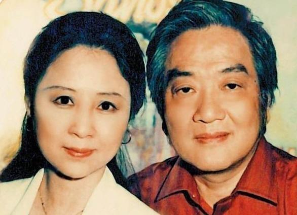 師生戀意外懷孕，想打胎卻發現龍鳳胎，生下的女兒家喻戶曉