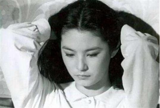 師生戀意外懷孕，想打胎卻發現龍鳳胎，生下的女兒家喻戶曉