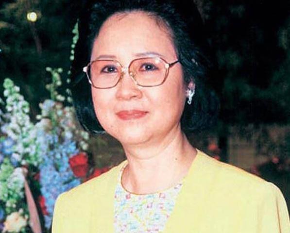 師生戀意外懷孕，想打胎卻發現龍鳳胎，生下的女兒家喻戶曉