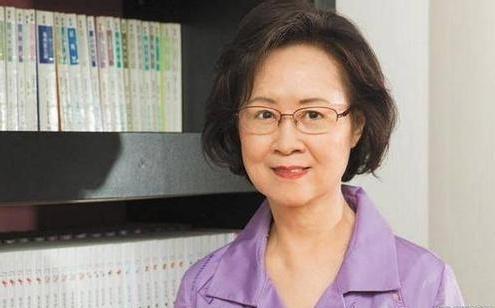 師生戀意外懷孕，想打胎卻發現龍鳳胎，生下的女兒家喻戶曉