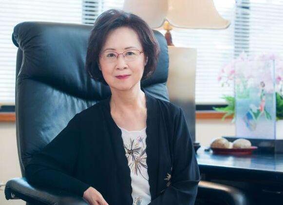 師生戀意外懷孕，想打胎卻發現龍鳳胎，生下的女兒家喻戶曉