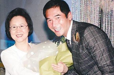 師生戀意外懷孕，想打胎卻發現龍鳳胎，生下的女兒家喻戶曉