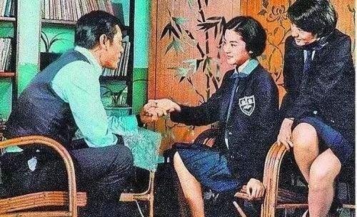 師生戀意外懷孕，想打胎卻發現龍鳳胎，生下的女兒家喻戶曉