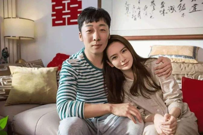女子生龍鳳胎，婆婆卻直罵廢物，她委屈回娘家訴苦，推開門，蒙住