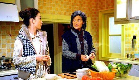 女子生龍鳳胎，婆婆卻直罵廢物，她委屈回娘家訴苦，推開門，蒙住