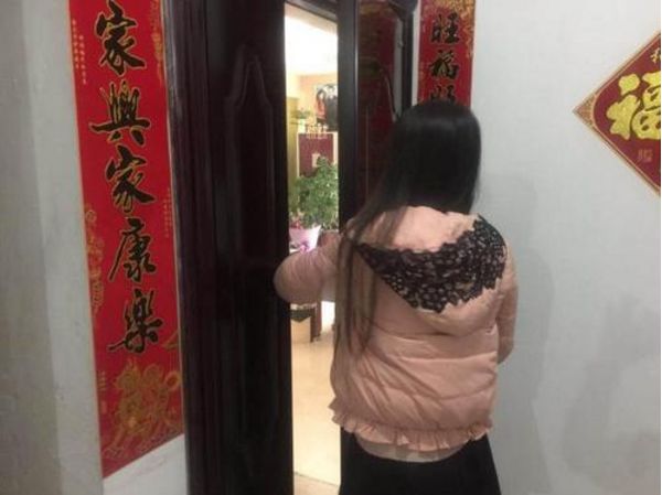 女子生龍鳳胎，婆婆卻直罵廢物，她委屈回娘家訴苦，推開門，蒙住