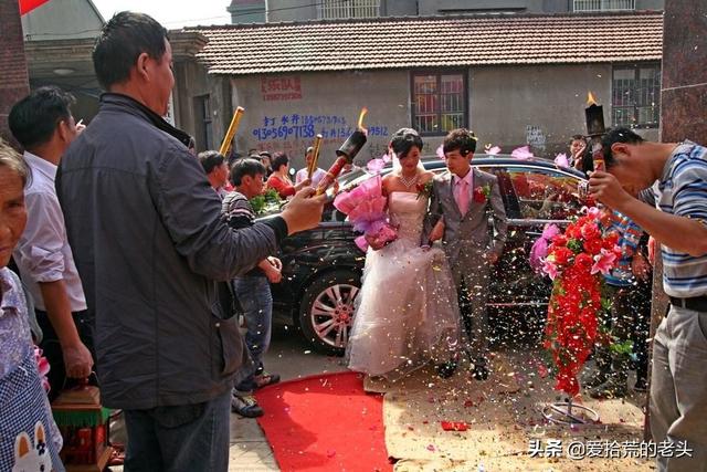 母親藉口打工離家出走，兒子苦尋9年無果，結婚時才知母親住身邊