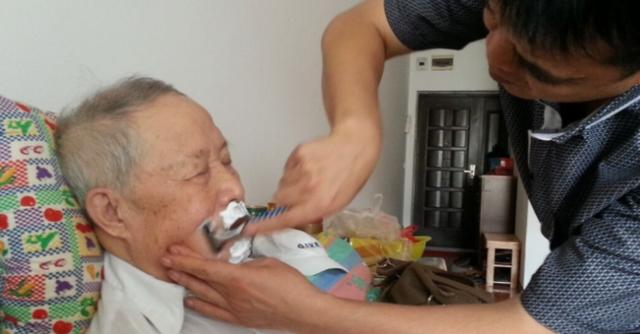 岳母家拆遷得500萬，哥哥說嫁出去就是客人，妻子：我就是客人