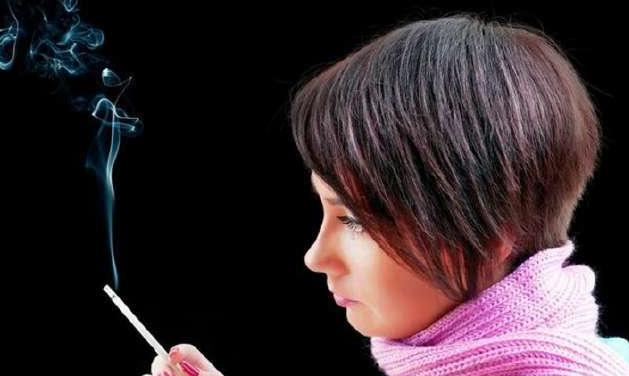 女員工頭天上班就抽菸，被經理痛批，第2天，經理卻被開除了