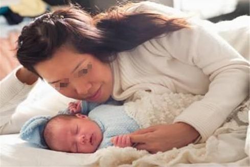 妻子生下兒子，騙丈夫是女兒，丈夫打工回來，妻子傻住