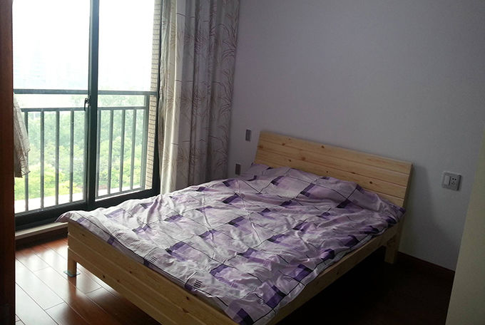 女兒懷孕，總說半夜有人站床邊，母親起疑，躲臥室陽台一瞧，蒙了