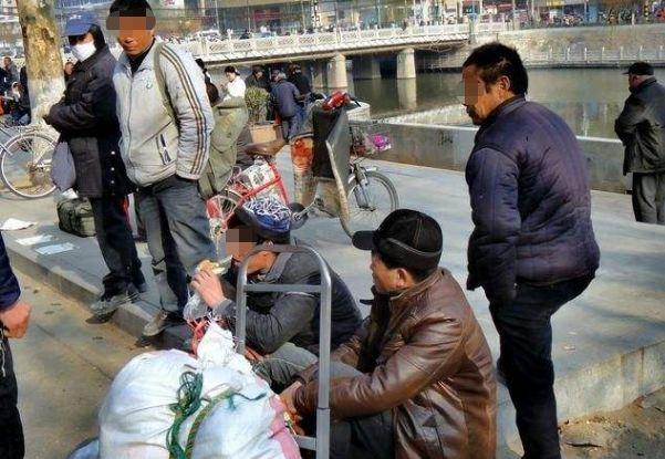 3位農民工砸破豪車玻璃，被車主發現痛罵，當他走近後卻深表感激