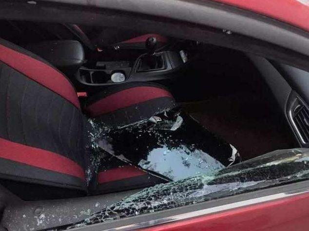 3位農民工砸破豪車玻璃，被車主發現痛罵，當他走近後卻深表感激
