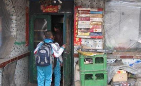 拋棄患難妻子，偷偷外出會情人意外車禍身亡，多年後兒子養妻子老