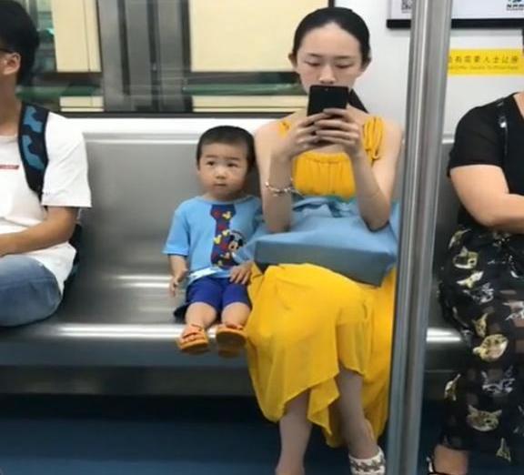 一節車廂兩種家庭，兩個孩子的未來讓人一眼看穿，家教真的太重要