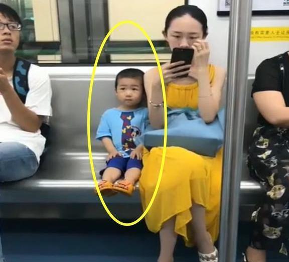 一節車廂兩種家庭，兩個孩子的未來讓人一眼看穿，家教真的太重要