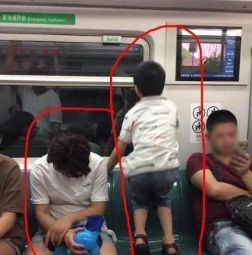 一節車廂兩種家庭，兩個孩子的未來讓人一眼看穿，家教真的太重要