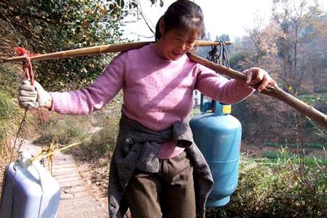 父親癱瘓母親離家，嬸嬸把侄子拉扯大，婚禮上嬸嬸一席話全場淚目