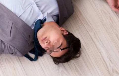 新婚夜丈夫剛進臥室就暈倒了，妻子把他送醫院，醫生悄悄道：真棒