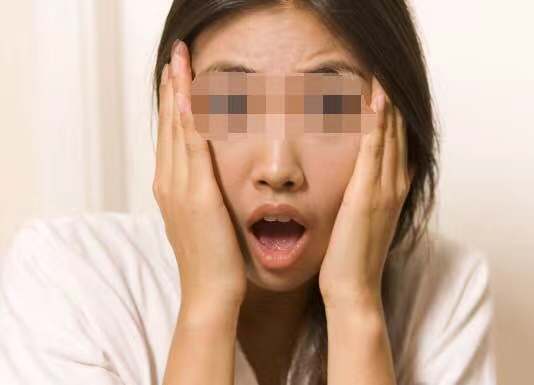 妻子車禍變傻子，俺帶大肚子情人回家，發現門反鎖，撬開後，愣啦