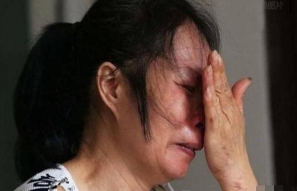 老母親去城裡找兒子，卻被兒媳攔在門外，鄰居一句話母親哭了