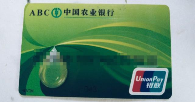 兒子在外發了財，給父母寄完錢後失聯，老兩口報警後找上門愣住了