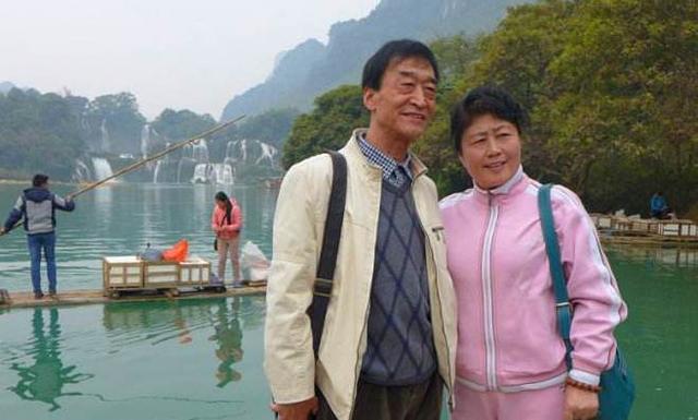 52歲爸爸再婚，她氣得斷絕關係，半年後悄悄回家，大大方方喊媽