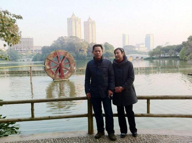 52歲爸爸再婚，她氣得斷絕關係，半年後悄悄回家，大大方方喊媽