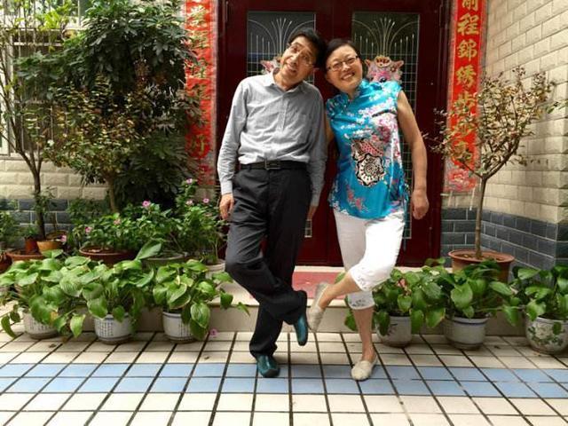 52歲爸爸再婚，她氣得斷絕關係，半年後悄悄回家，大大方方喊媽