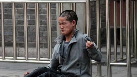 老闆娘每天給傻子兩個肉包，一個月後，傻子還給老闆娘一條命