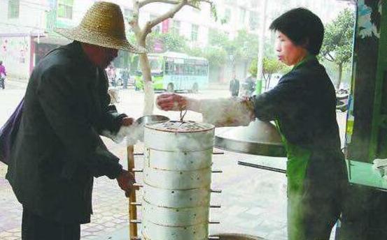 老闆娘每天給傻子兩個肉包，一個月後，傻子還給老闆娘一條命