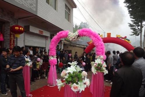 老公和女同事出差一月不回，俺生氣去他公司鬧，推開門傻住