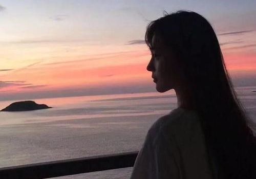 老公和女同事出差一月不回，俺生氣去他公司鬧，推開門傻住