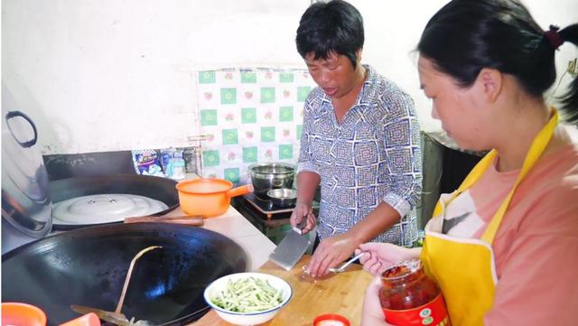 訂婚時准婆婆說：懂事的姑娘都不要彩禮，我笑著回准婆婆七個字