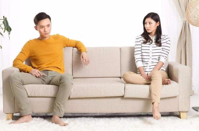 訂婚時准婆婆說：懂事的姑娘都不要彩禮，我笑著回准婆婆七個字