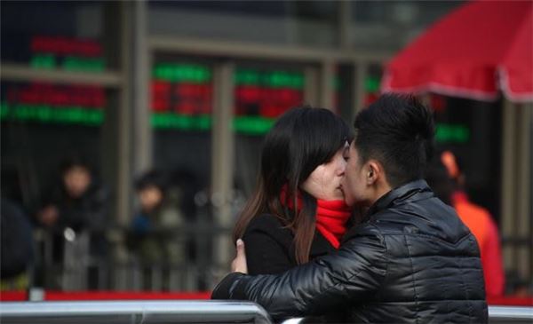 女兒帶男友回家，晚飯時女兒頻頻掉筷子，母親發現情況不對偷偷報警，意外救了全家！