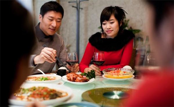 女兒帶男友回家，晚飯時女兒頻頻掉筷子，母親發現情況不對偷偷報警，意外救了全家！