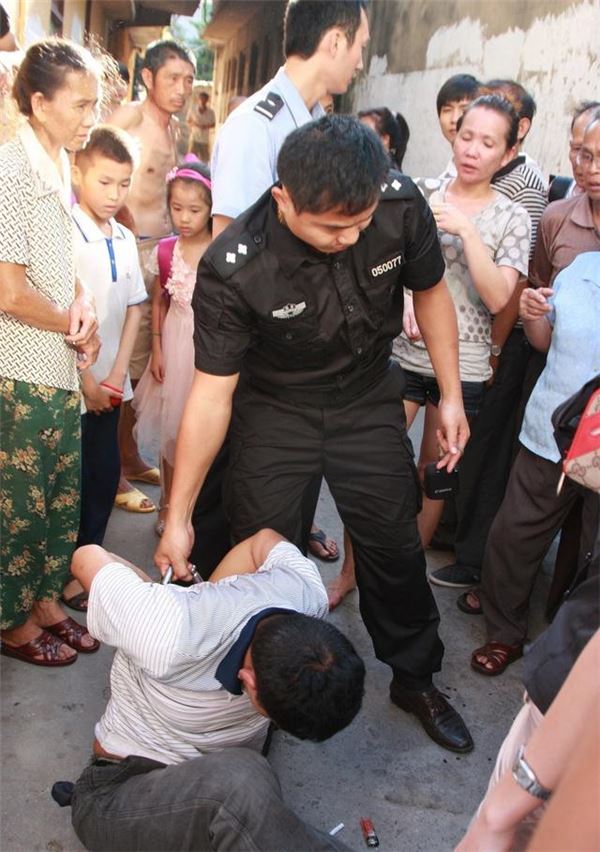 女兒帶男友回家，晚飯時女兒頻頻掉筷子，母親發現情況不對偷偷報警，意外救了全家！