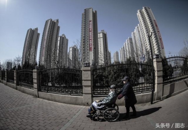 我走了妳要好好的…老爺爺離世前顫抖撒嬌　妻子吻別丈夫「道出相守80年承諾」網友淚崩！