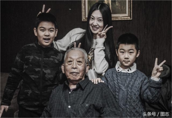 我走了妳要好好的…老爺爺離世前顫抖撒嬌　妻子吻別丈夫「道出相守80年承諾」網友淚崩！