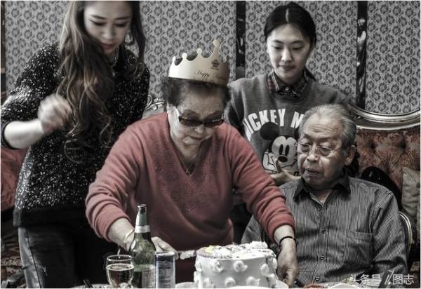 我走了妳要好好的…老爺爺離世前顫抖撒嬌　妻子吻別丈夫「道出相守80年承諾」網友淚崩！