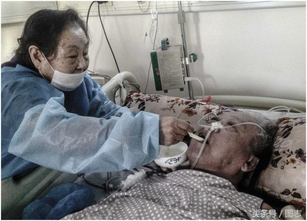 我走了妳要好好的…老爺爺離世前顫抖撒嬌　妻子吻別丈夫「道出相守80年承諾」網友淚崩！